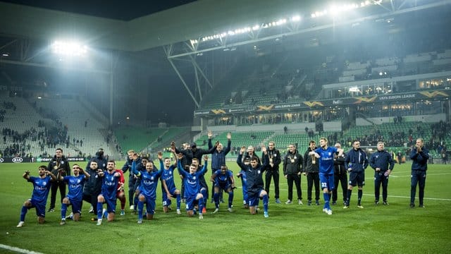 Die Spieler von KAA Gent feiern mit den Fans den Einzug in die Zwischenrunde.