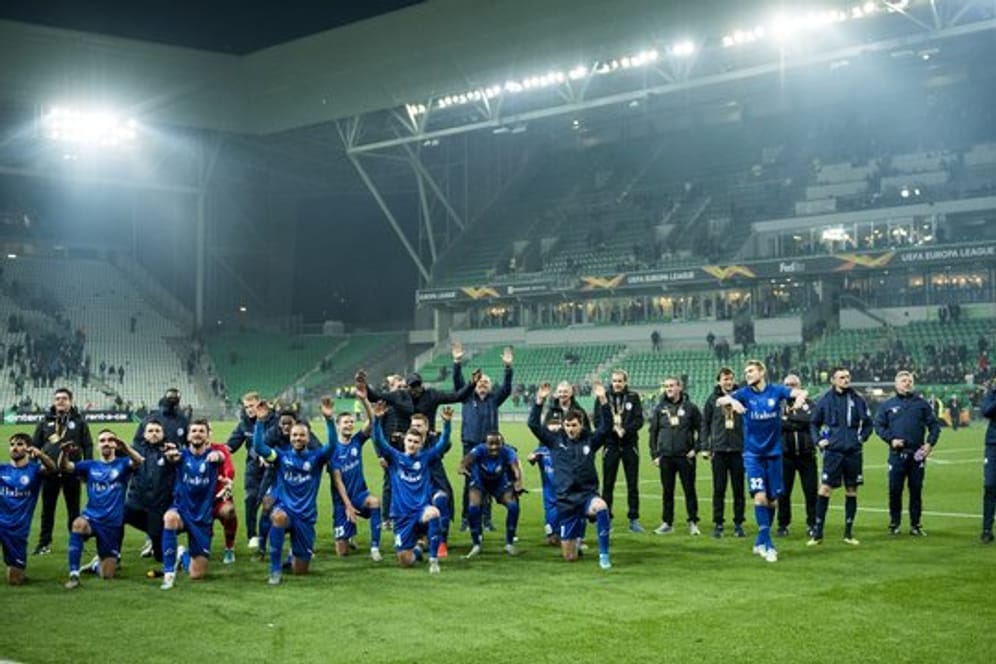 Die Spieler von KAA Gent feiern mit den Fans den Einzug in die Zwischenrunde.