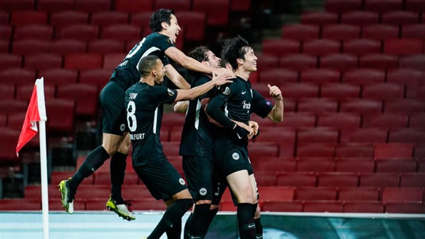 Die Frankfurter feiern den Treffer zum 2:1-Sieg beim FC Arsenal durch Daichi Kamada (r).