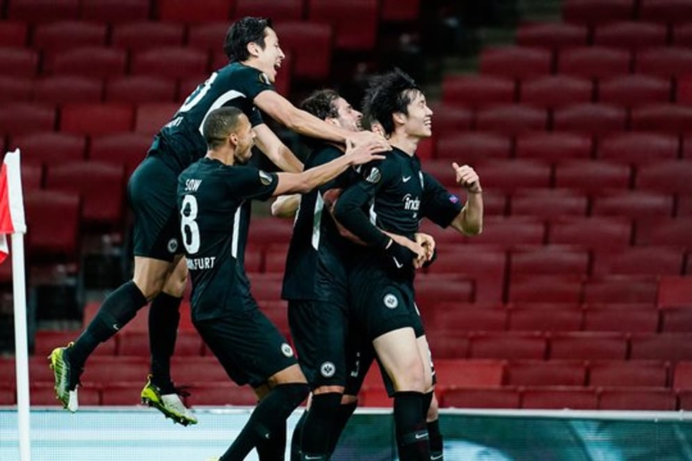 Die Frankfurter feiern den Treffer zum 2:1-Sieg beim FC Arsenal durch Daichi Kamada (r).