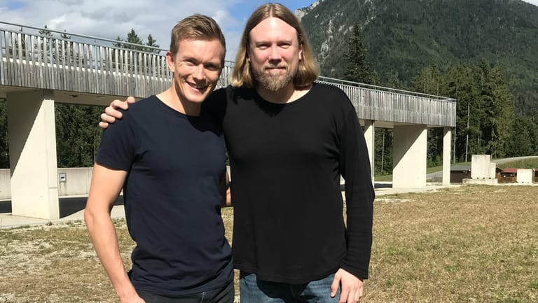Benedikt Doll (l.) traf t-online.de-Sportredakteur Alexander Kohne in der Chiemgau Arena in Ruhpolding.
