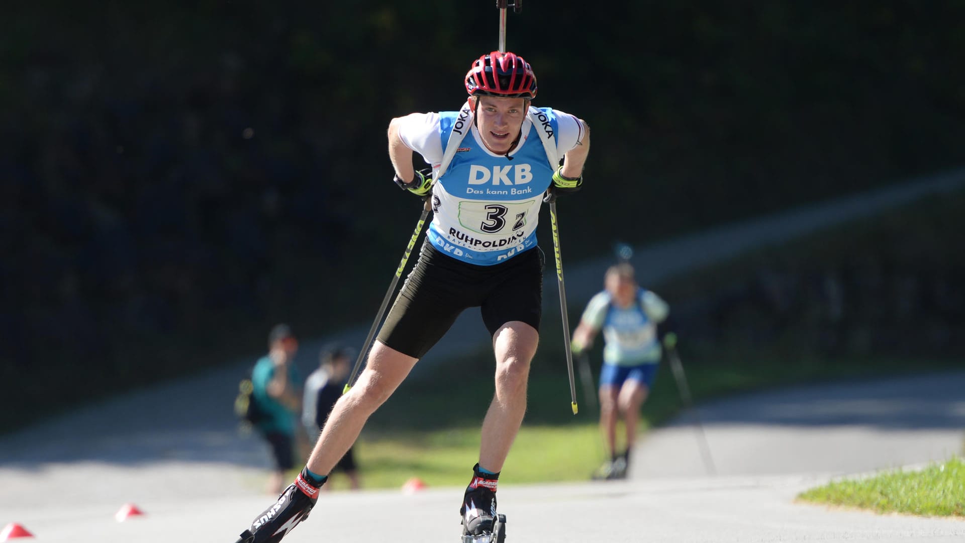 Wenn kein Schnee liegt: In der Vorbereitung ist Biathlon-Weltmeister Benedikt Doll oft auf Ski-Rollern unterwegs.