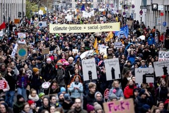 Der Demonstrationszug von Fridays For Future zum Aktionstag für mehr Klimaschutz zieht über die Reinhardtstraße in Berlin.