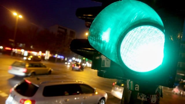 Grüne Ampel gibt freie Fahrt: Doch wenn Autofahrer etwa wegen Nachzüglern nicht mehr ganz über die Kreuzung kommen, bleiben sie im Zweifel vorher an der Haltelinie stehen. Grüne Ampel gibt freie Fahrt: Doch wenn Autofahrer etwa wegen Nachzüglern nicht mehr ganz über die Kreuzung kommen, bleiben sie im Zweifel vorher an der Haltelinie stehen.