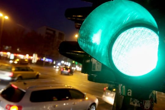 Grüne Ampel gibt freie Fahrt: Doch wenn Autofahrer etwa wegen Nachzüglern nicht mehr ganz über die Kreuzung kommen, bleiben sie im Zweifel vorher an der Haltelinie stehen.