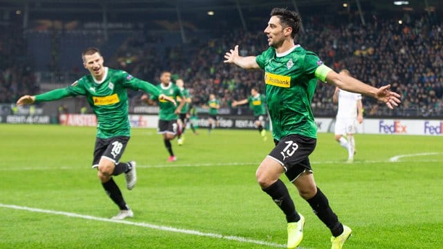 Gladbachs Lars Stindl (r) jubelt mit Stefan Lainer über den Treffer zum 1:0. Gladbachs Lars Stindl (r) jubelt mit Stefan Lainer über den Treffer zum 1:0.