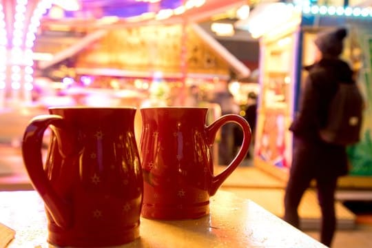 Wer Alkohol auf dem Weihnachtsmarkt oder der Weihnachtsfeier getrunken hat, setzt danach besser nicht mehr selbst ans Steuer.