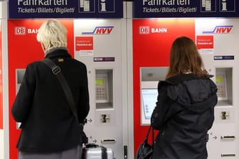 Reisende am Fahrkartenautomat: Die Bahn will die Mehrwertsteuer-Senkung an die Kunden weitergeben.