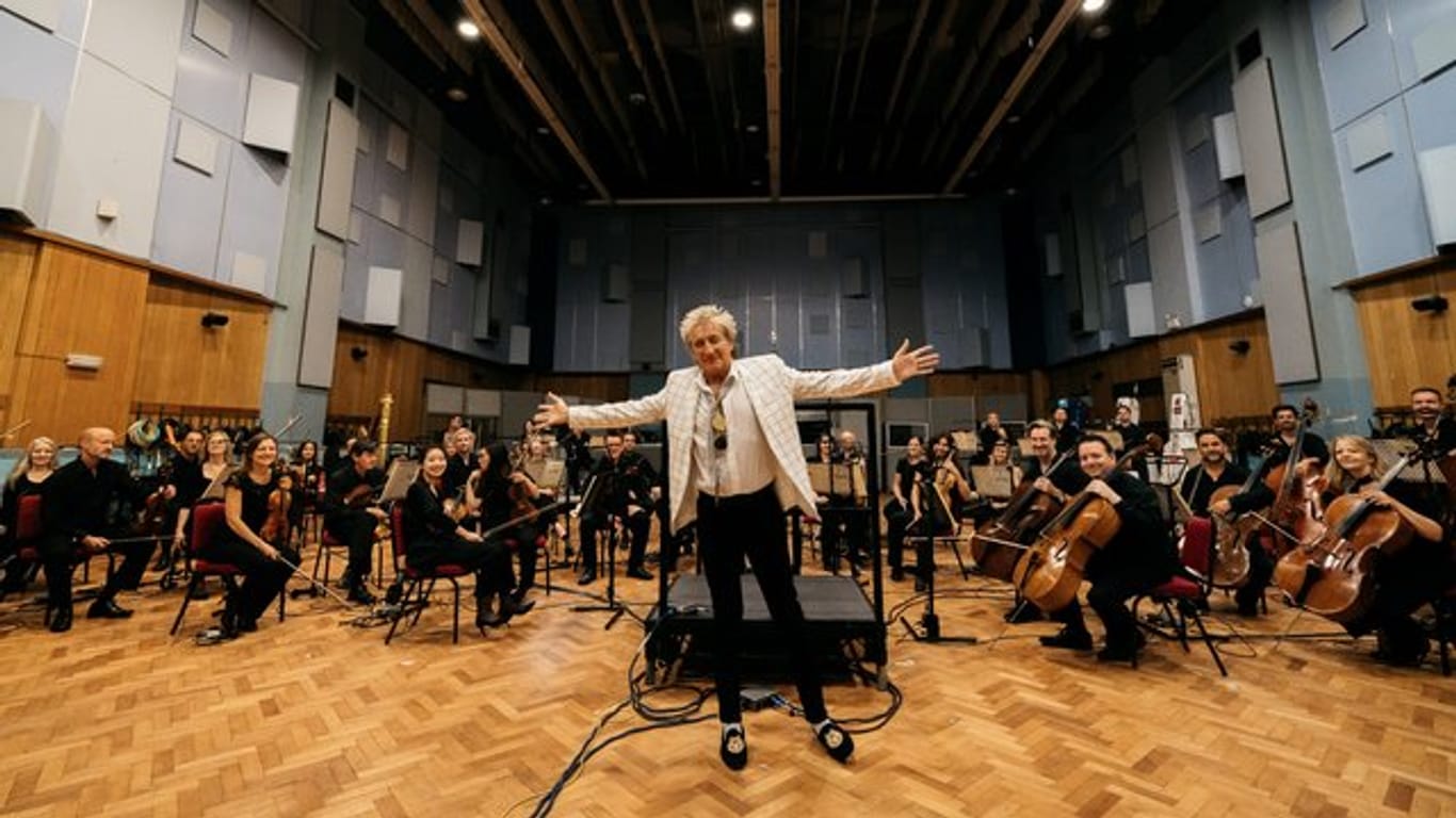 Das Royal Philharmonic Orchestra hat Klassiker von Rod Stewart veredelt.