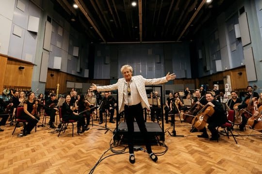 Das Royal Philharmonic Orchestra hat Klassiker von Rod Stewart veredelt.