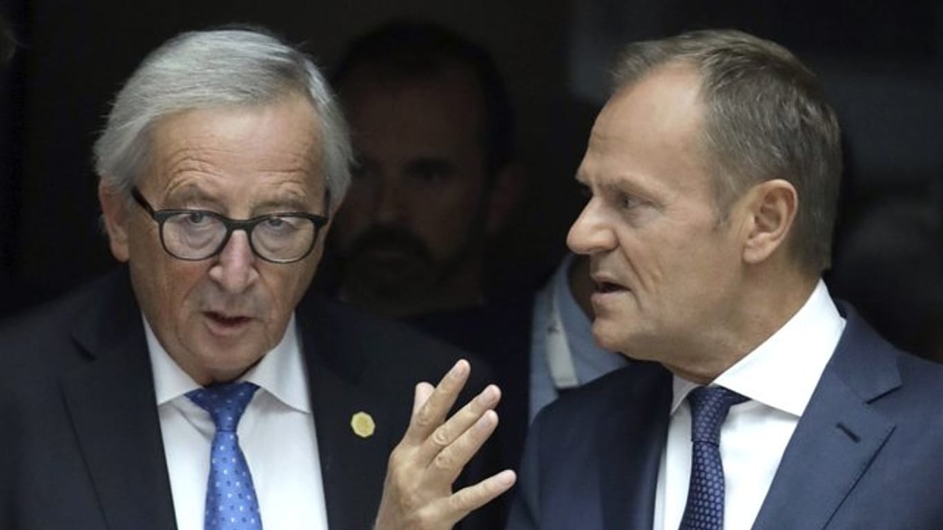 EU-Kommissionspräsident Jean-Claude Juncker (l) und Ratspräsident Donald Tusk nehmen Abschied.