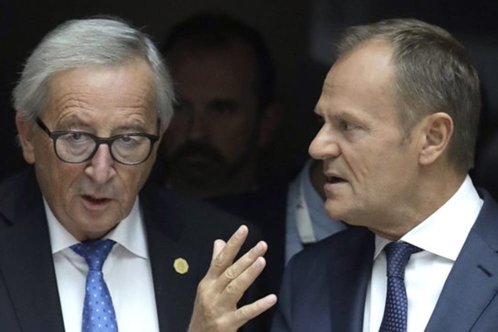 EU-Kommissionspräsident Jean-Claude Juncker (l) und Ratspräsident Donald Tusk nehmen Abschied.