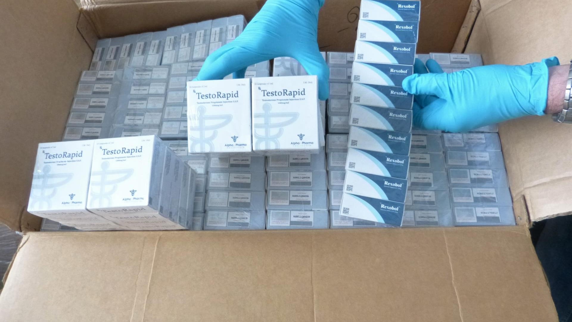 Ein Mitarbeiter des Zolls in Frankfurt mit illegalen Medikamenten: Die Behörde stellte Hunderte Kilo Doping- und Arzneimittel sicher. Ein Mitarbeiter des Zolls in Frankfurt mit illegalen Medikamenten: Die Behörde stellte Hunderte Kilo Doping- und Arzneimittel sicher.