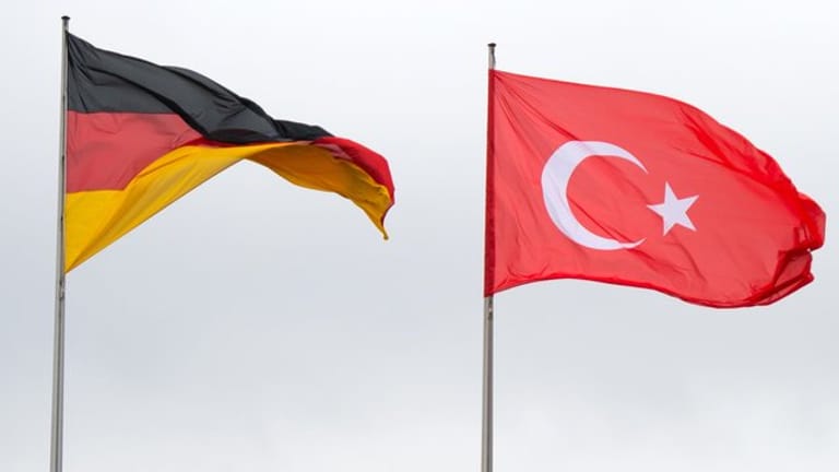 Die Flaggen von Deutschland und der Türkei wehen vor dem Bundeskanzleramt.