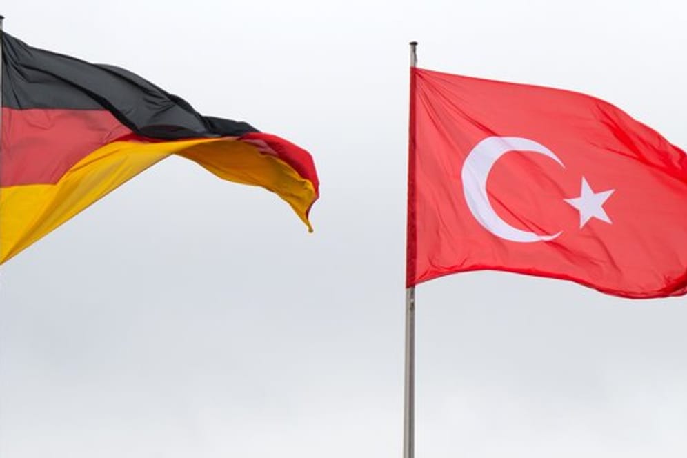 Die Flaggen von Deutschland und der Türkei wehen vor dem Bundeskanzleramt.