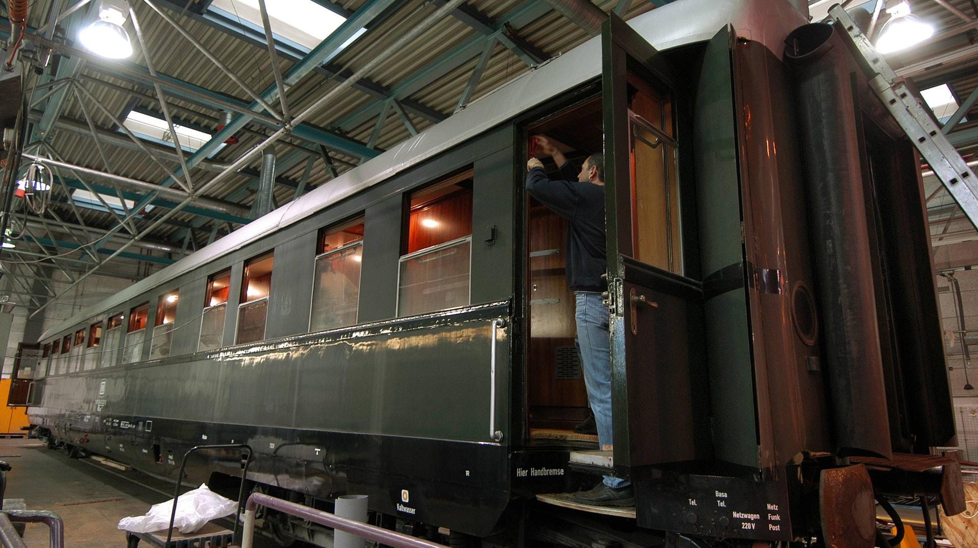 Der Salonwagen 10 242: Auch Konrad Adenauer und Willy Brandt waren mit dem ehemaligen Luxus-Waggon unterwegs (Archivbild).