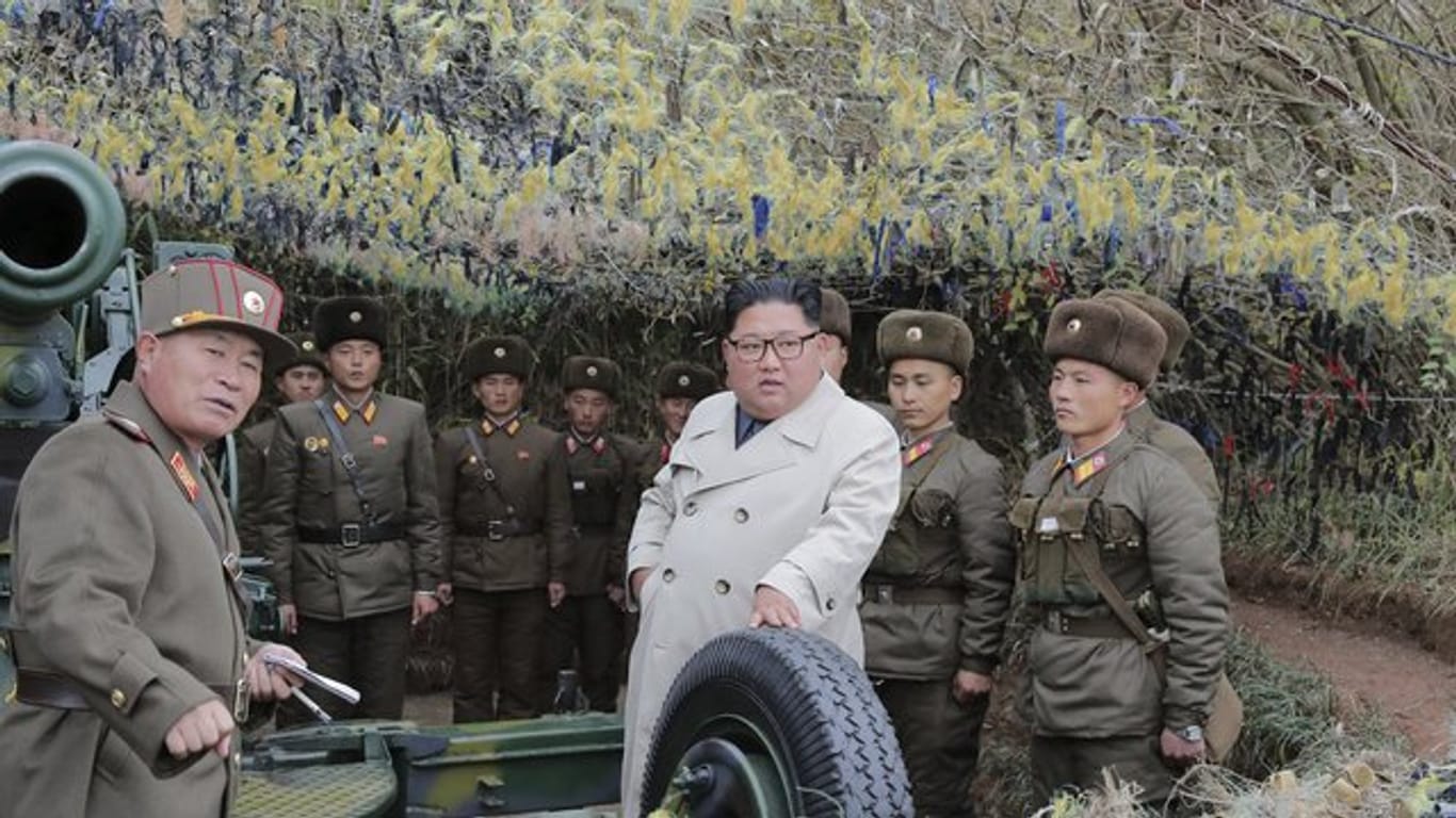 Nordkoreas Machthaber Kim Jong Un besichtigt eine Militäreinheit auf der Insel Changrin.