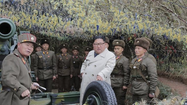 Nordkoreas Machthaber Kim Jong Un besichtigt eine Militäreinheit auf der Insel Changrin. Nordkoreas Machthaber Kim Jong Un besichtigt eine Militäreinheit auf der Insel Changrin.