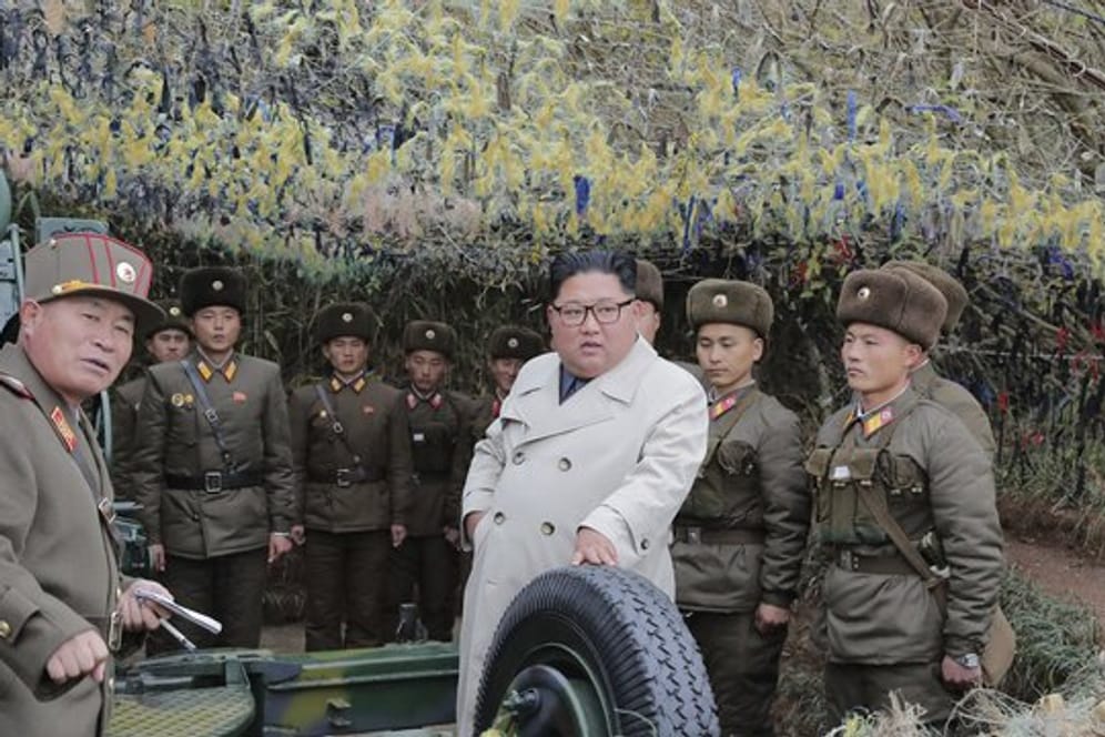 Nordkoreas Machthaber Kim Jong Un besichtigt eine Militäreinheit auf der Insel Changrin.