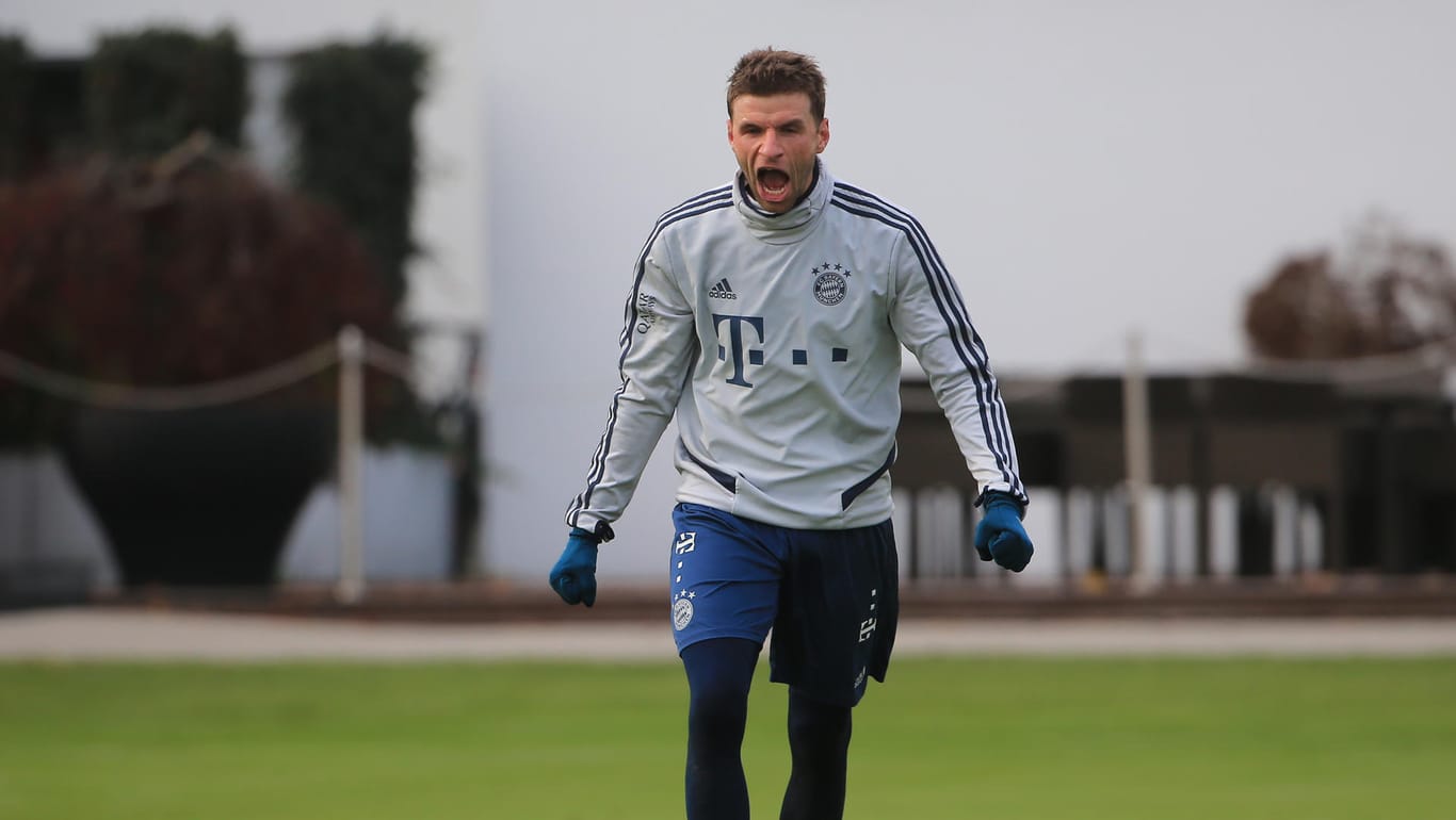 Thomas Mueller jubelt im Training: Der Star des FC Bayern München wird Mitglied in einem erlesenen Kreis.