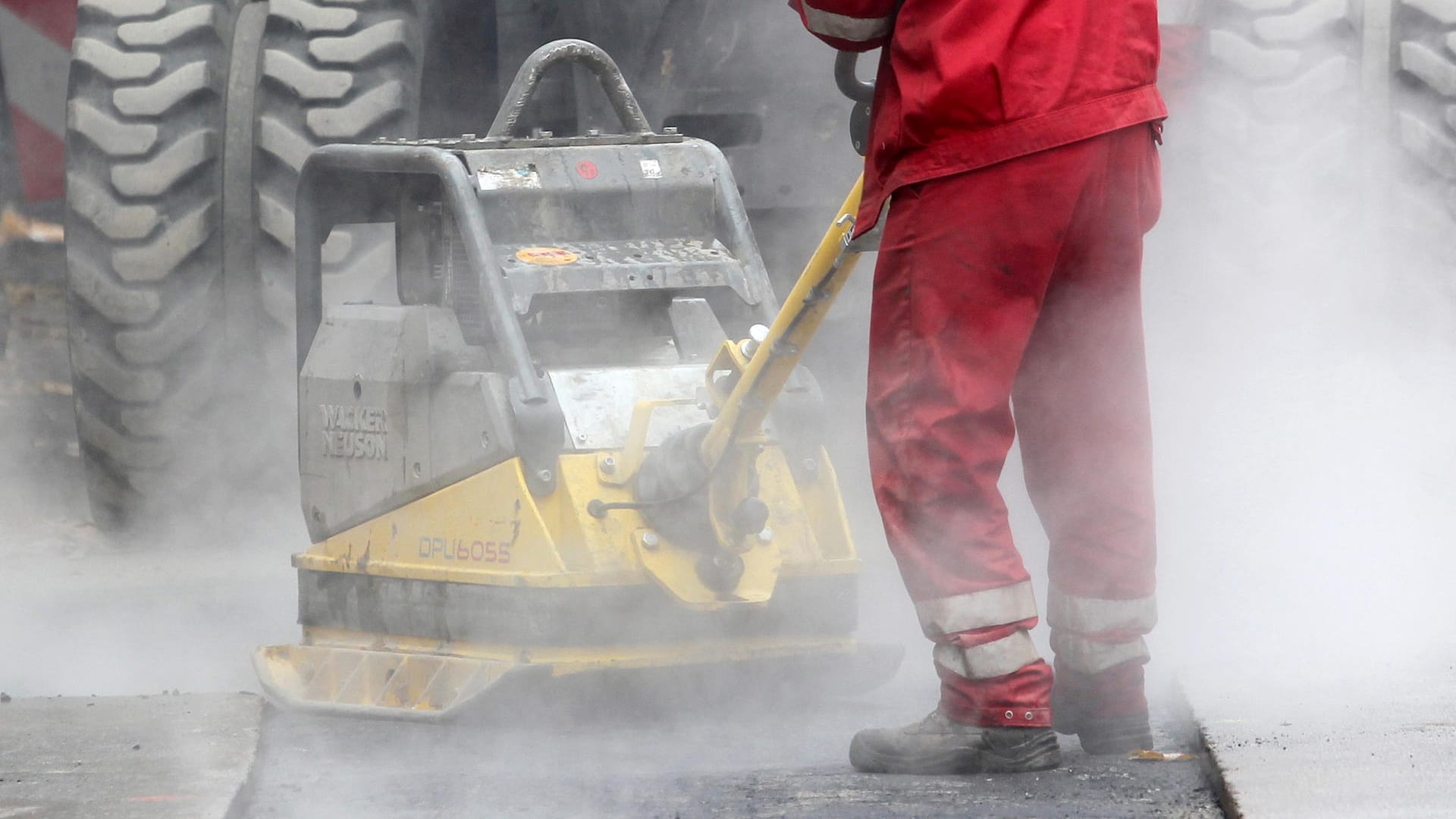 Bauarbeiter reparieren eine Straßendecke: Die Zahl der Arbeitslosen in Deutschland ist im November auf 2,180 Millionen gesunken. Bauarbeiter reparieren eine Straßendecke: Die Zahl der Arbeitslosen in Deutschland ist im November auf 2,180 Millionen gesunken.