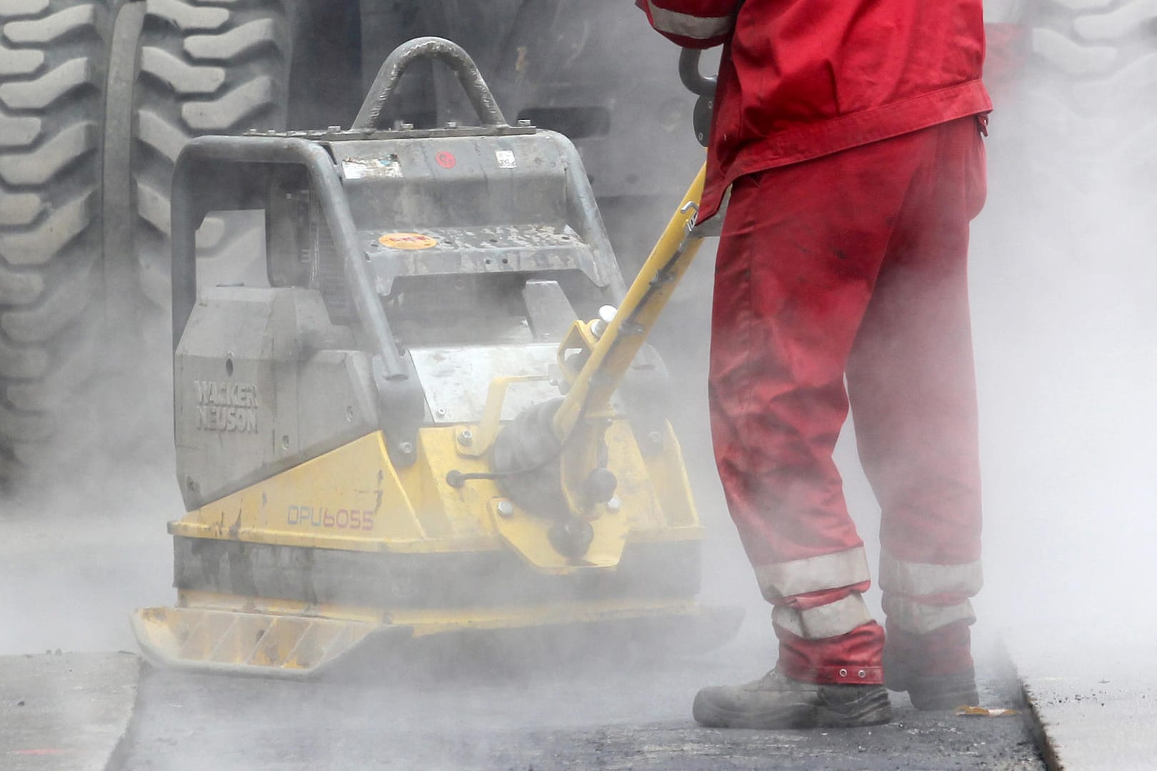 Bauarbeiter reparieren eine Straßendecke: Die Zahl der Arbeitslosen in Deutschland ist im November auf 2,180 Millionen gesunken. Bauarbeiter reparieren eine Straßendecke: Die Zahl der Arbeitslosen in Deutschland ist im November auf 2,180 Millionen gesunken.