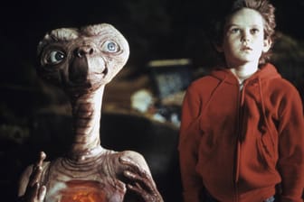 "E.T." und Schauspieler Henry Thomas: 1982 kam der Klassiker in die Kinos. Er wurde mit zahlreichen Preisen wie dem Oscar ausgezeichnet.