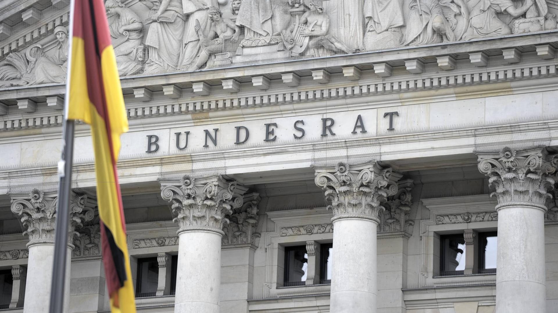 Gebäude des Bundesrats in Berlin: Die Länderkammer hat Teile des Klimapakets vorerst gestoppt.