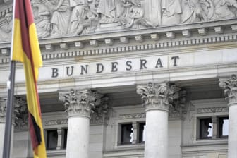 Gebäude des Bundesrats in Berlin: Die Länderkammer hat Teile des Klimapakets vorerst gestoppt.