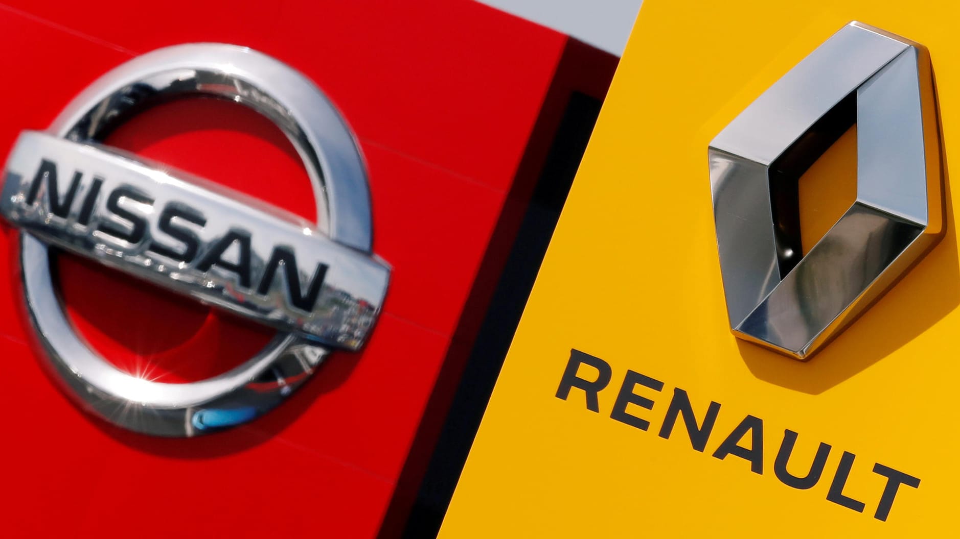 Die Logos von Nissan und Renault: Das Autobündnis war nach der Verhaftung des Automanagers Carlos Ghosn vor einem Jahr in eine Krise geraten. Die Logos von Nissan und Renault: Das Autobündnis war nach der Verhaftung des Automanagers Carlos Ghosn vor einem Jahr in eine Krise geraten.