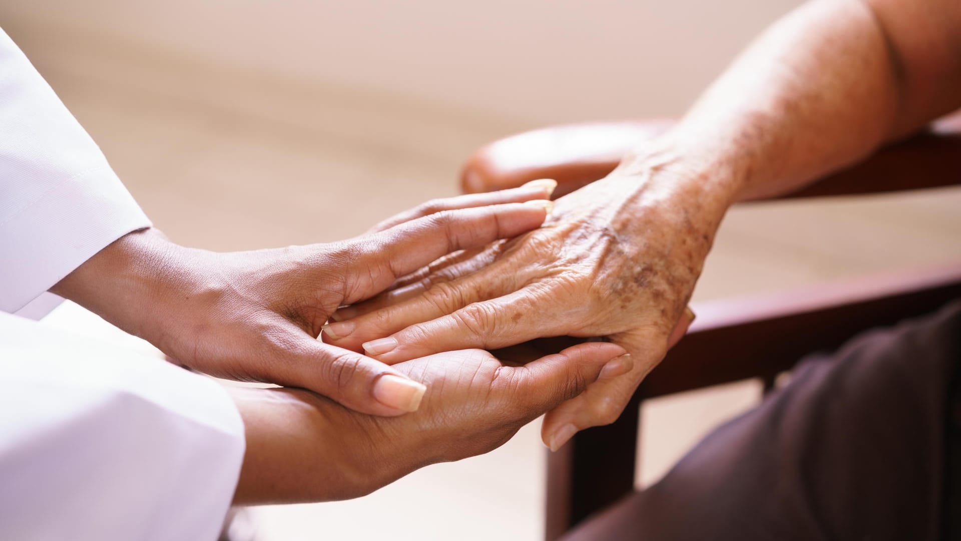 Eine Frau hält die Hand einer Seniorin: Der aktuell älteste Mensch ist die Japanerin Kane Tanaka mit 116 Jahren (Symbolbild).