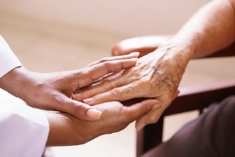 Eine Frau hält die Hand einer Seniorin: Der aktuell älteste Mensch ist die Japanerin Kane Tanaka mit 116 Jahren (Symbolbild).