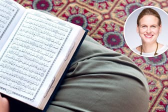 Mann liest Koran: Es gibt keine allgemeingültige Auslegung der Koransuren.