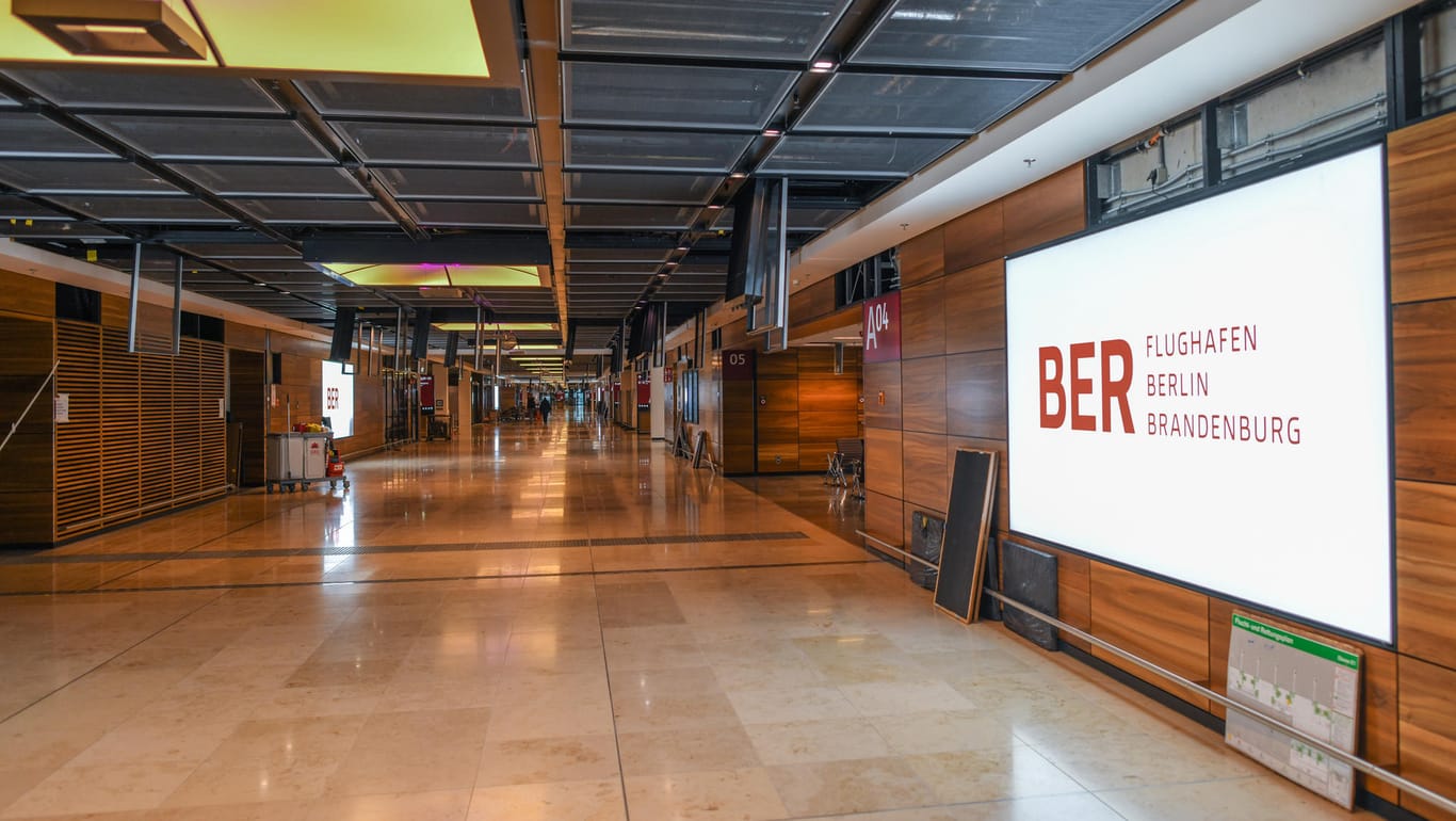 Ein Verbindungsgang des Hauptstadtflughafens Berlin Brandenburg: Im November 2019 will Flughafenchef Lütke Daldrup einen konkreten Eröffnungstermin nennen.