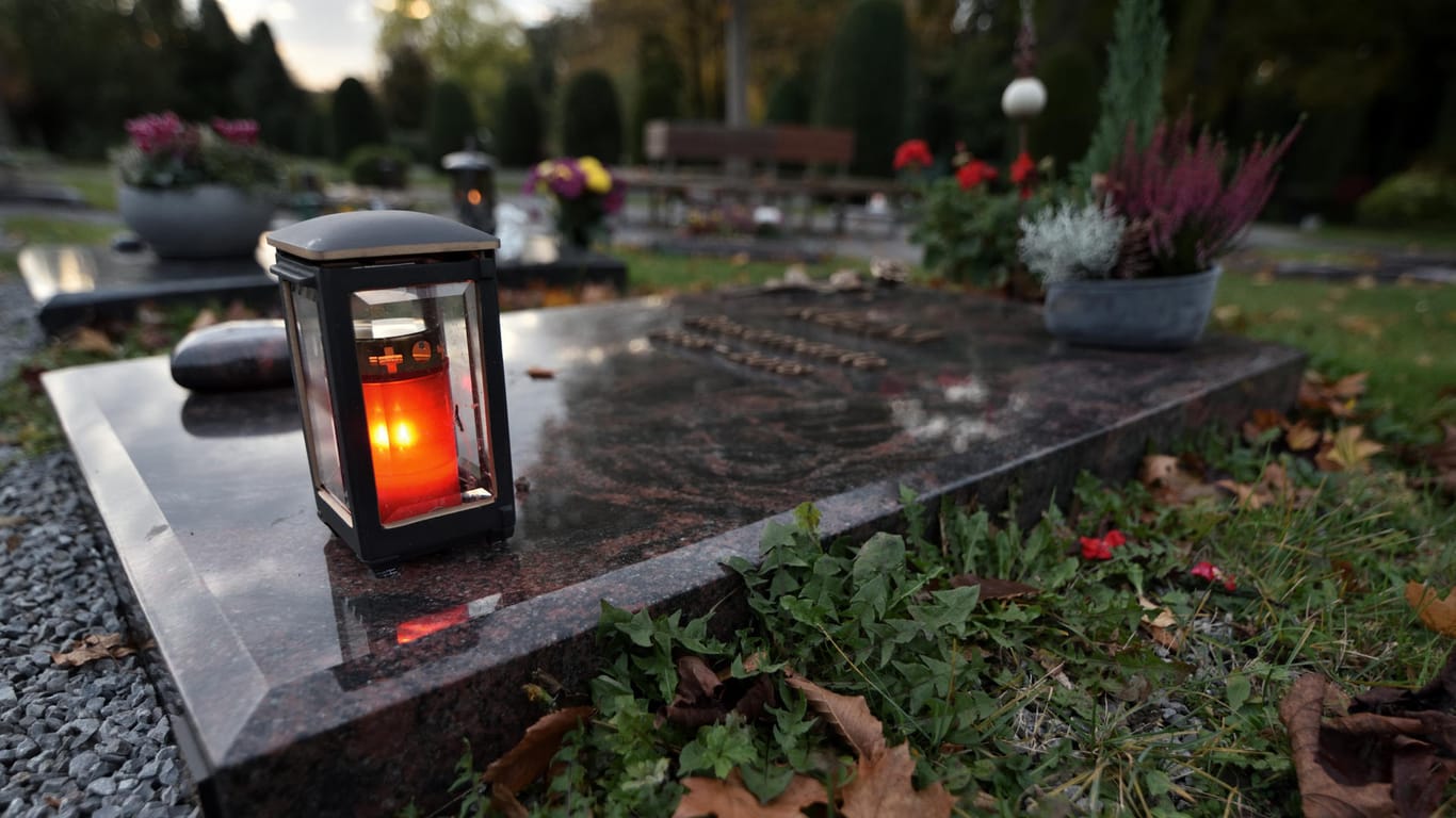 Eine Grabkerze auf einem Friedhof: In Hagen haben bisher Unbekannte Täter eine Statue von einem Grab gestohlen.
