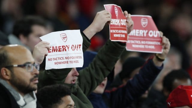 Arsenal-Fans hielten beim Spiel gegen Eintracht Frankfurt Plakate mit dem Slogan "Emery out" hoch. Arsenal-Fans hielten beim Spiel gegen Eintracht Frankfurt Plakate mit dem Slogan "Emery out" hoch.
