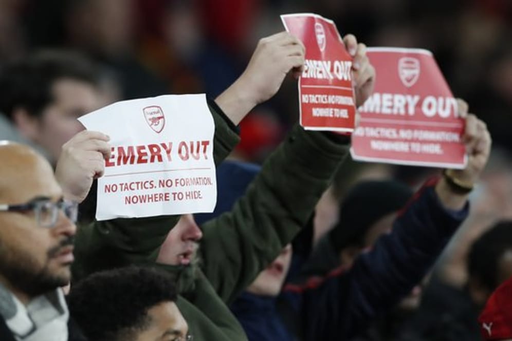 Arsenal-Fans hielten beim Spiel gegen Eintracht Frankfurt Plakate mit dem Slogan "Emery out" hoch.