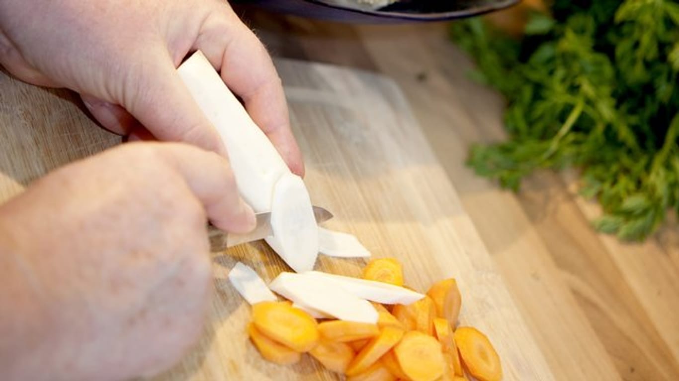Dünn geschnitten kann man Pastinaken genauso wie Möhren roh verzehren - und zum Beispiel auf ein Wurstbrot legen.