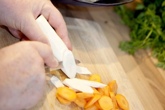 Dünn geschnitten kann man Pastinaken genauso wie Möhren roh verzehren - und zum Beispiel auf ein Wurstbrot legen.