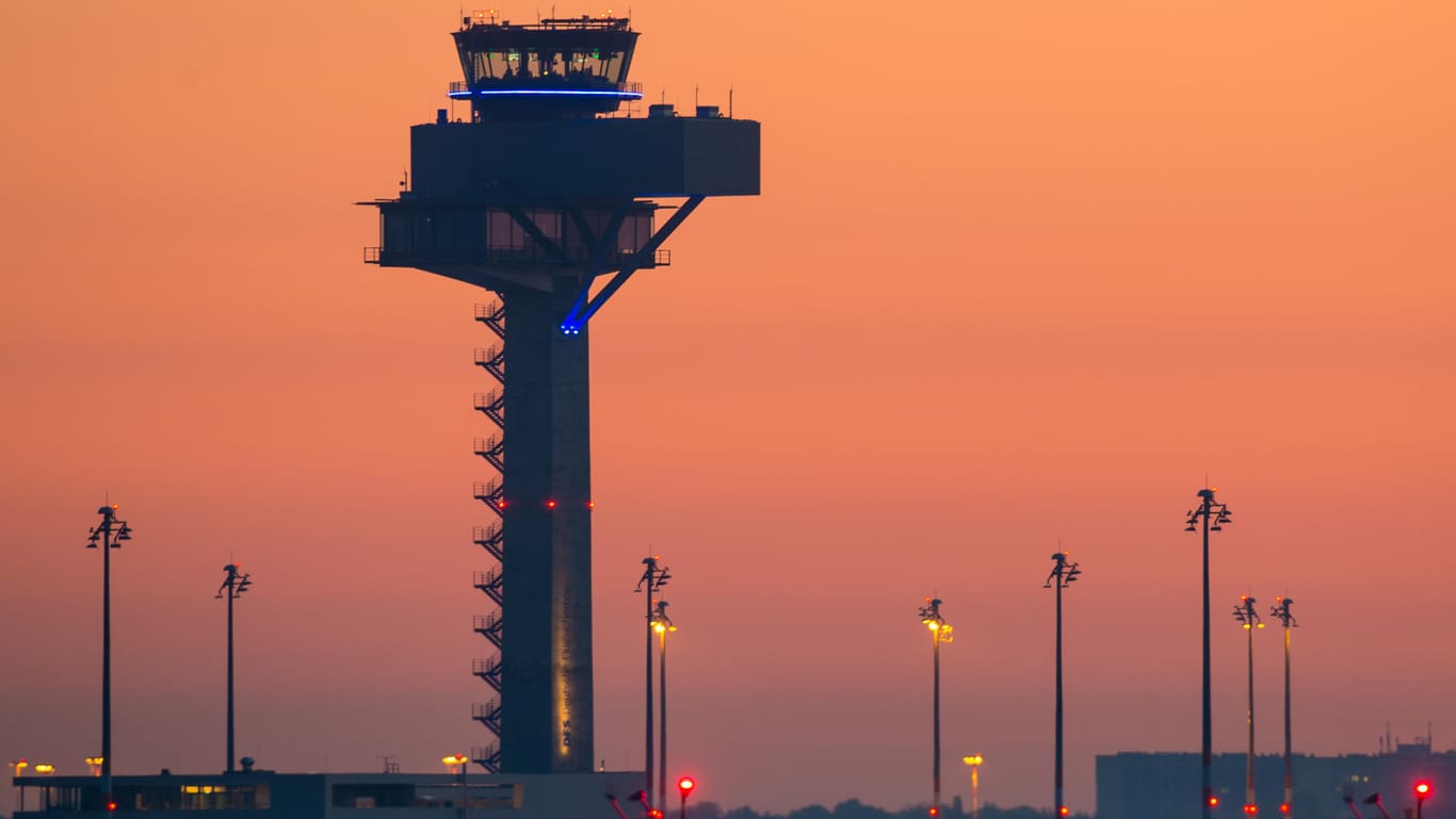 Tower der DFS des neuen Hauptstadtflughafens BER in Schönefeld: Der Aufsichtsrat der Berlin-Brandenburger Flughafengesellschaft hat über den Eröffnungstermin für den BER beraten.