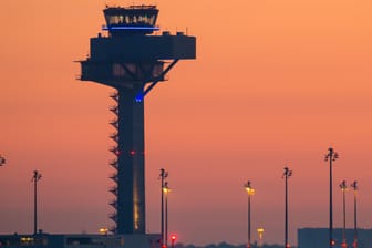 Tower der DFS des neuen Hauptstadtflughafens BER in Schönefeld: Der Aufsichtsrat der Berlin-Brandenburger Flughafengesellschaft hat über den Eröffnungstermin für den BER beraten.