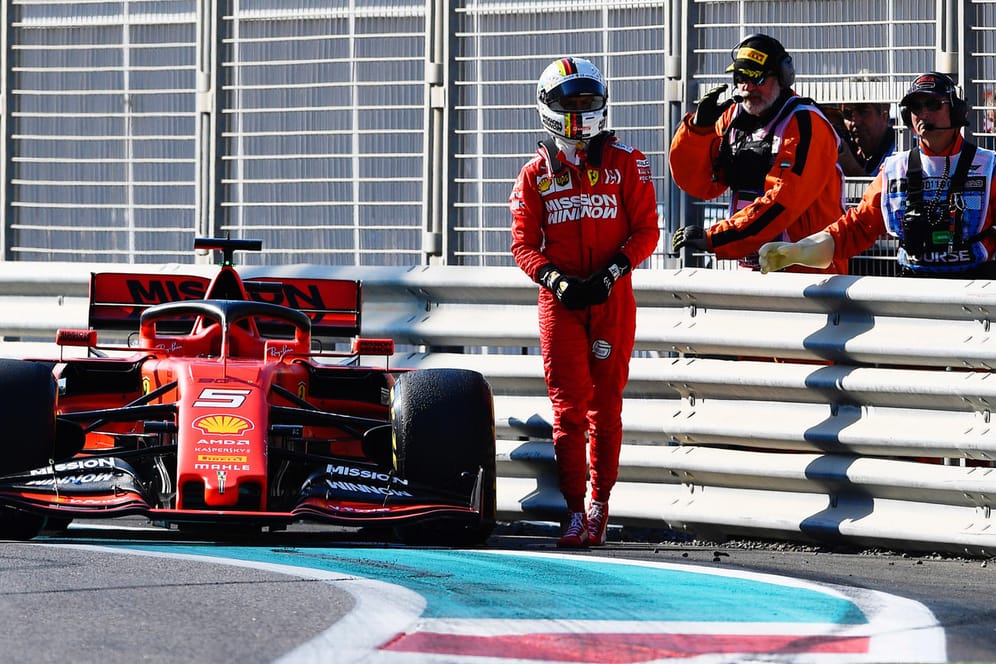 Wagen abgestellt: Sebastian Vettel neben seinem Boliden nach dem Crash im 1. Training von Abu Dhabi.
