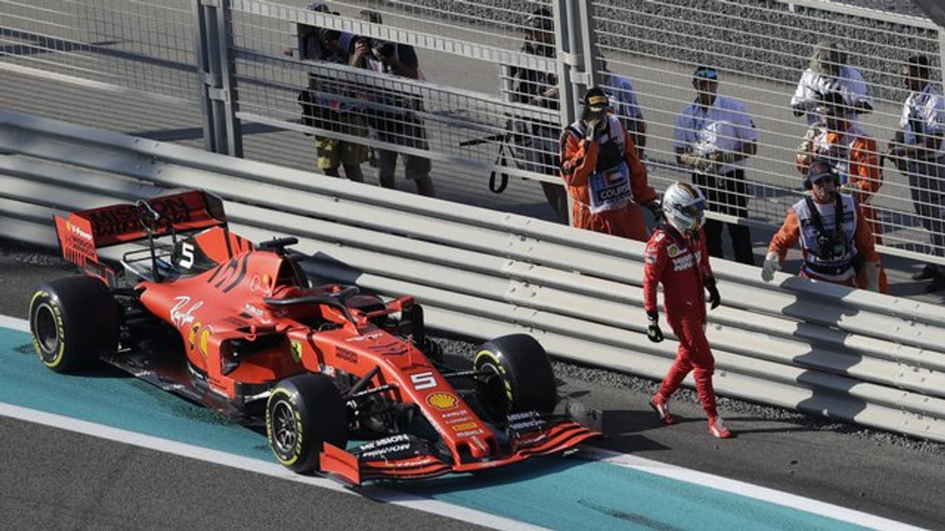 Ist beim Training in Abu Dhabi mit seinem Ferrari in die Leitplanke gefahren: Sebastian Vettel verlässt nach dem Unfall die Piste.