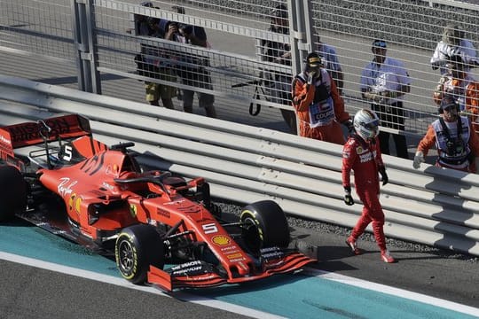 Ist beim Training in Abu Dhabi mit seinem Ferrari in die Leitplanke gefahren: Sebastian Vettel verlässt nach dem Unfall die Piste.