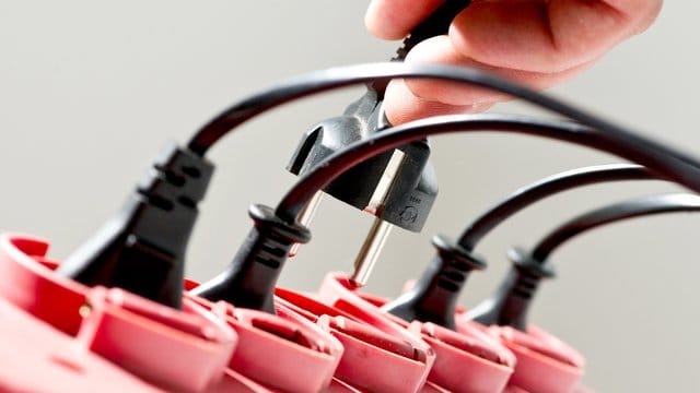 Den Stecker ziehen: Wenn Stromversorger den Preis erhöhen, haben Kunden ein Sonderkündigungsrecht. Den Stecker ziehen: Wenn Stromversorger den Preis erhöhen, haben Kunden ein Sonderkündigungsrecht.