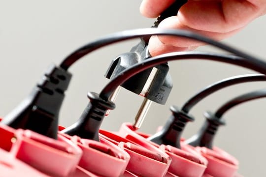 Den Stecker ziehen: Wenn Stromversorger den Preis erhöhen, haben Kunden ein Sonderkündigungsrecht. Den Stecker ziehen: Wenn Stromversorger den Preis erhöhen, haben Kunden ein Sonderkündigungsrecht.