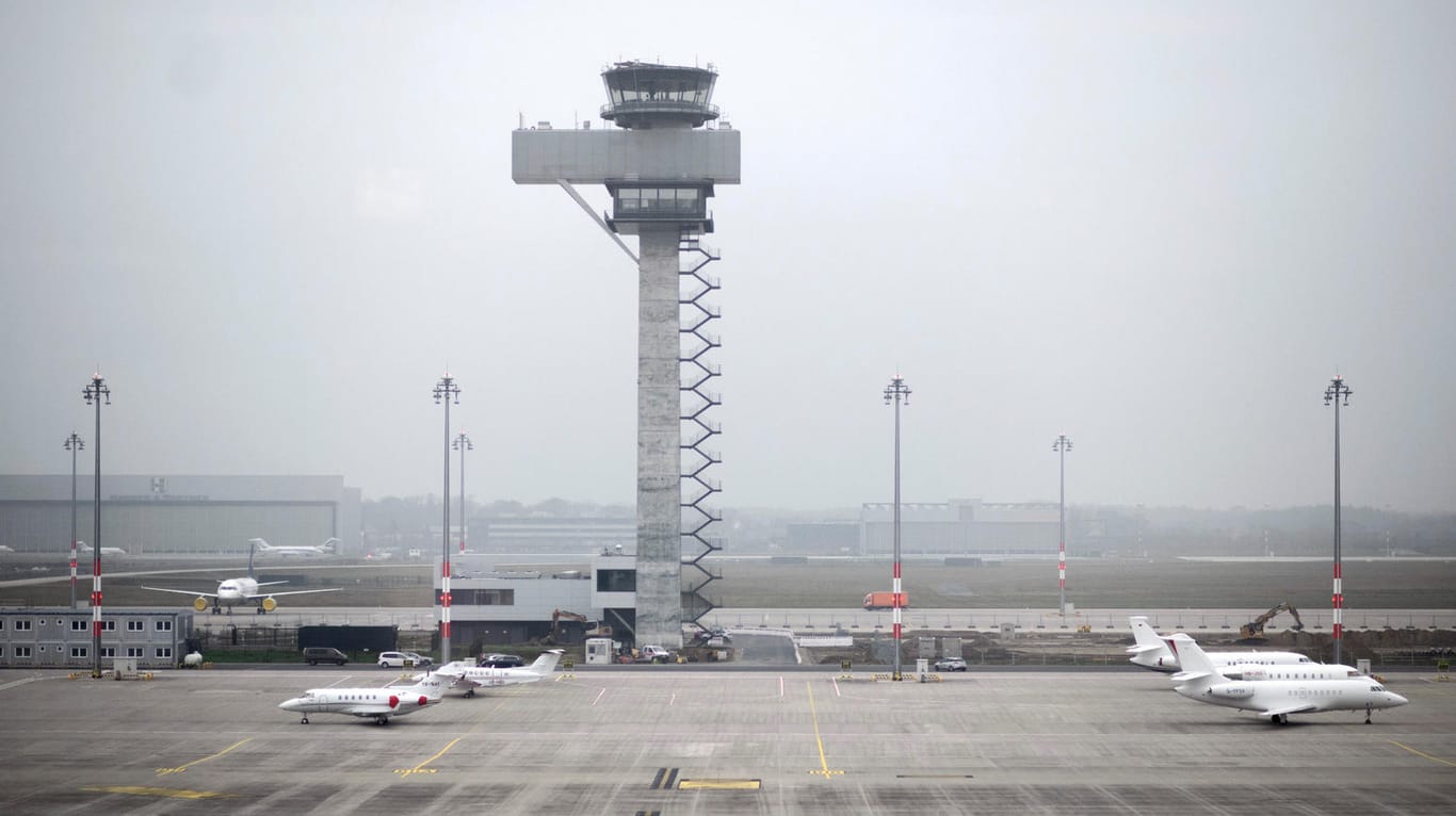 Der Flughafen Schönefeld: Der Flugbetrieb ist nach dem Fund einer Fliegerbombe eingestellt worden.