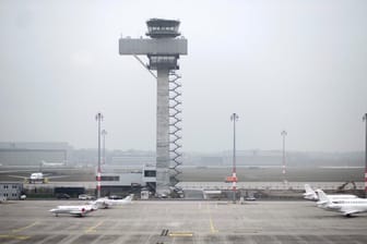 Der Flughafen Schönefeld: Der Flugbetrieb ist nach dem Fund einer Fliegerbombe eingestellt worden.