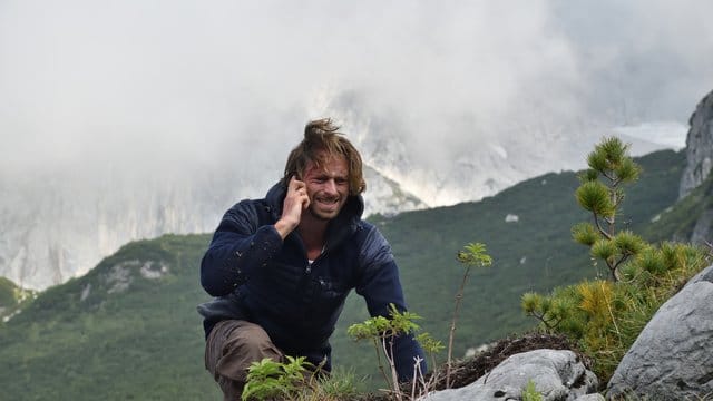 Verletzt und verzweifelt kämpft sich Lukas Ferber (Ben Blaskovic) durch die Berge.