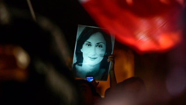 Ein Demonstrant hält in Valletta ein Bild der ermordeten Reporterin Daphne Caruana Galizia. Ein Demonstrant hält in Valletta ein Bild der ermordeten Reporterin Daphne Caruana Galizia.